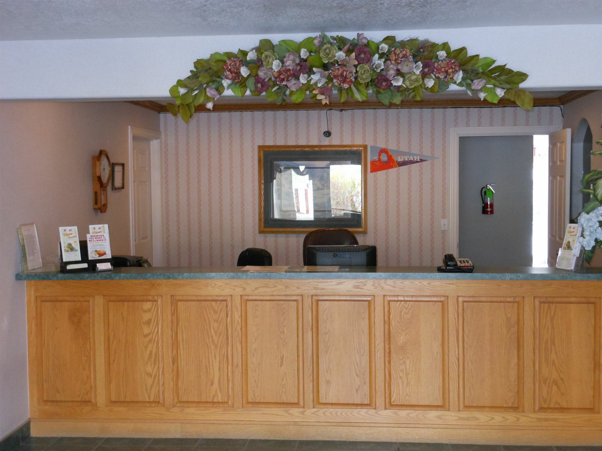 Economy Inn & Suites Нифай Экстерьер фото